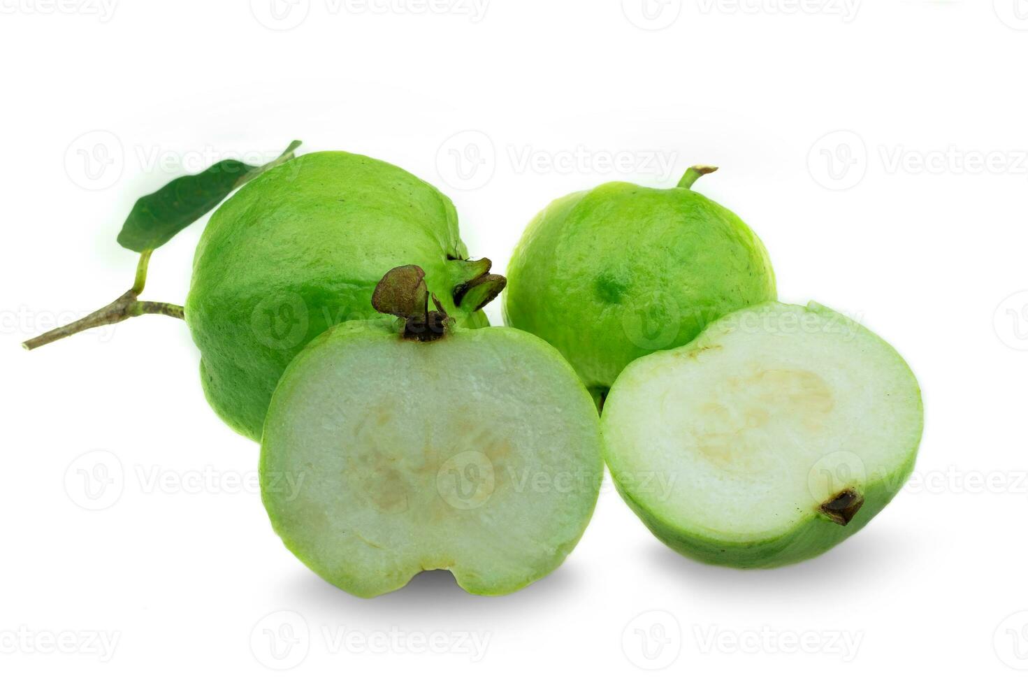 frische kernlose Guavenfrucht mit Blatt eine Hälfte mit Blättern auf weißem Hintergrund foto