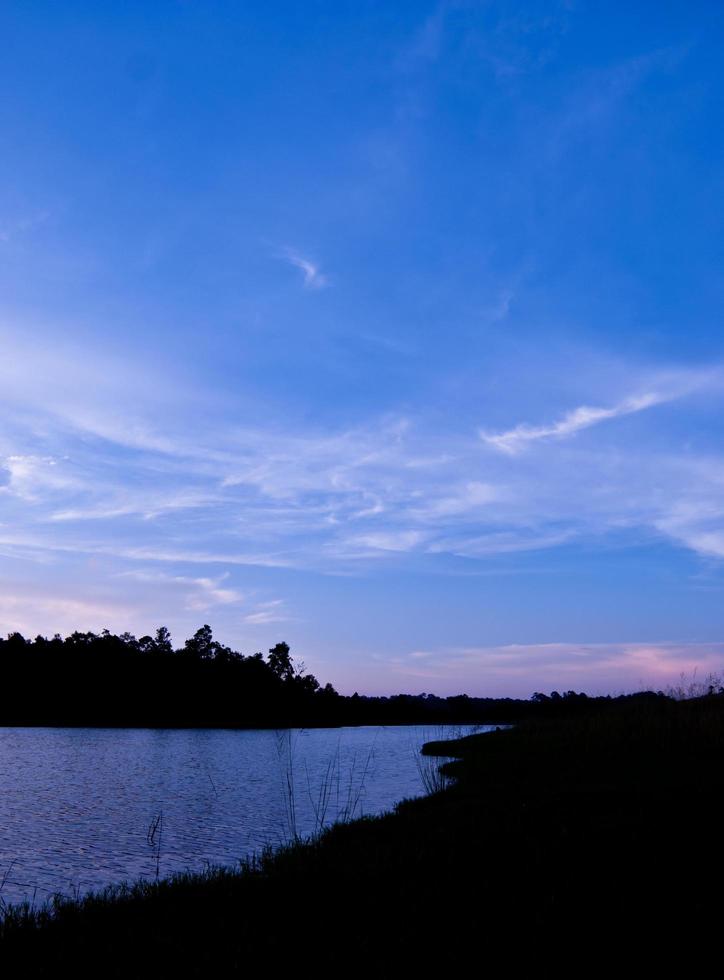 schöne Himmelslandschaft mit Sonnenuntergang über dem Flussufer foto