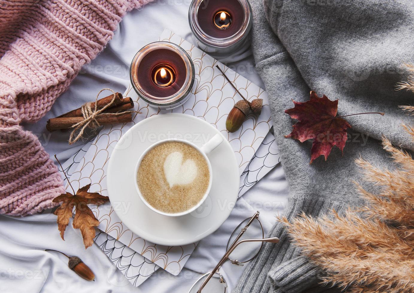 Herbststillleben mit Kürbissen und Kaffee foto