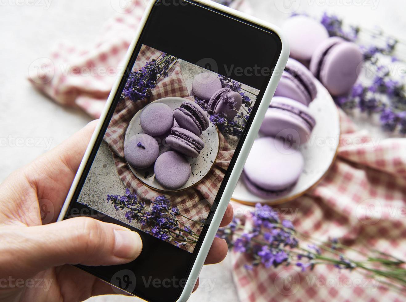 Foto von französischen Desserts Makronen mit Lavendel, aufgenommen auf einem Smartphone