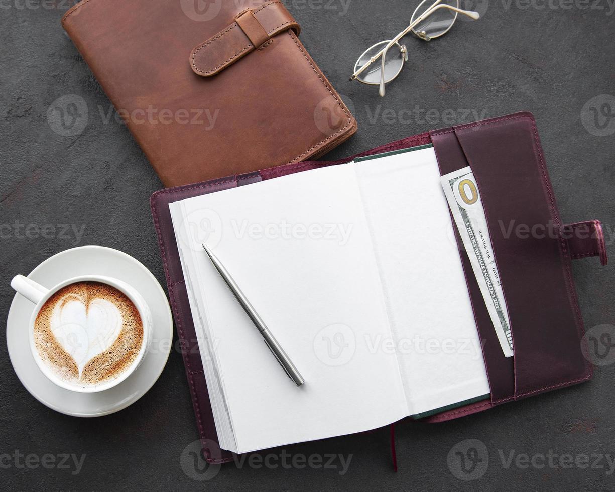 Ledernotizbücher und eine Tasse Kaffee foto