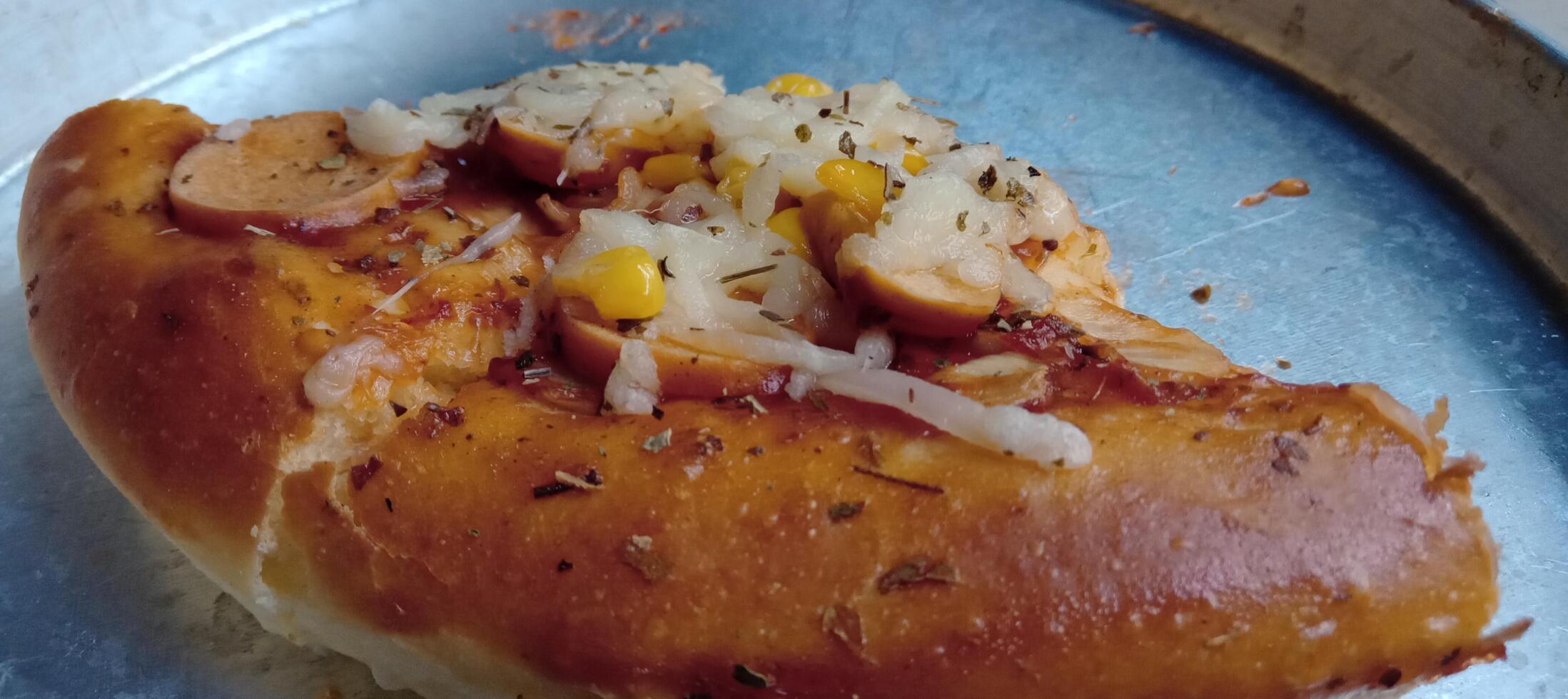 Mais Pizza Scheibe mit Käse und Würstchen foto