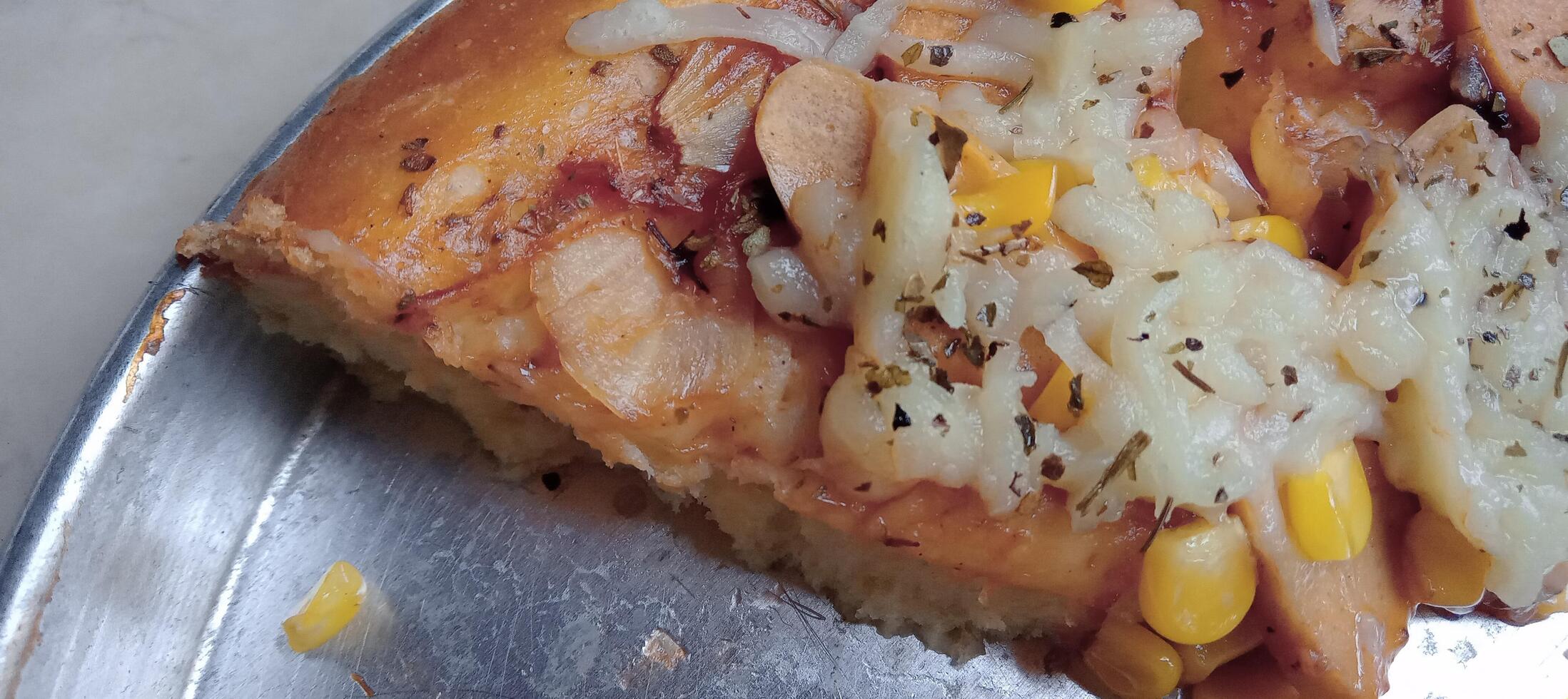 Mais Pizza mit Käse und Würstchen foto