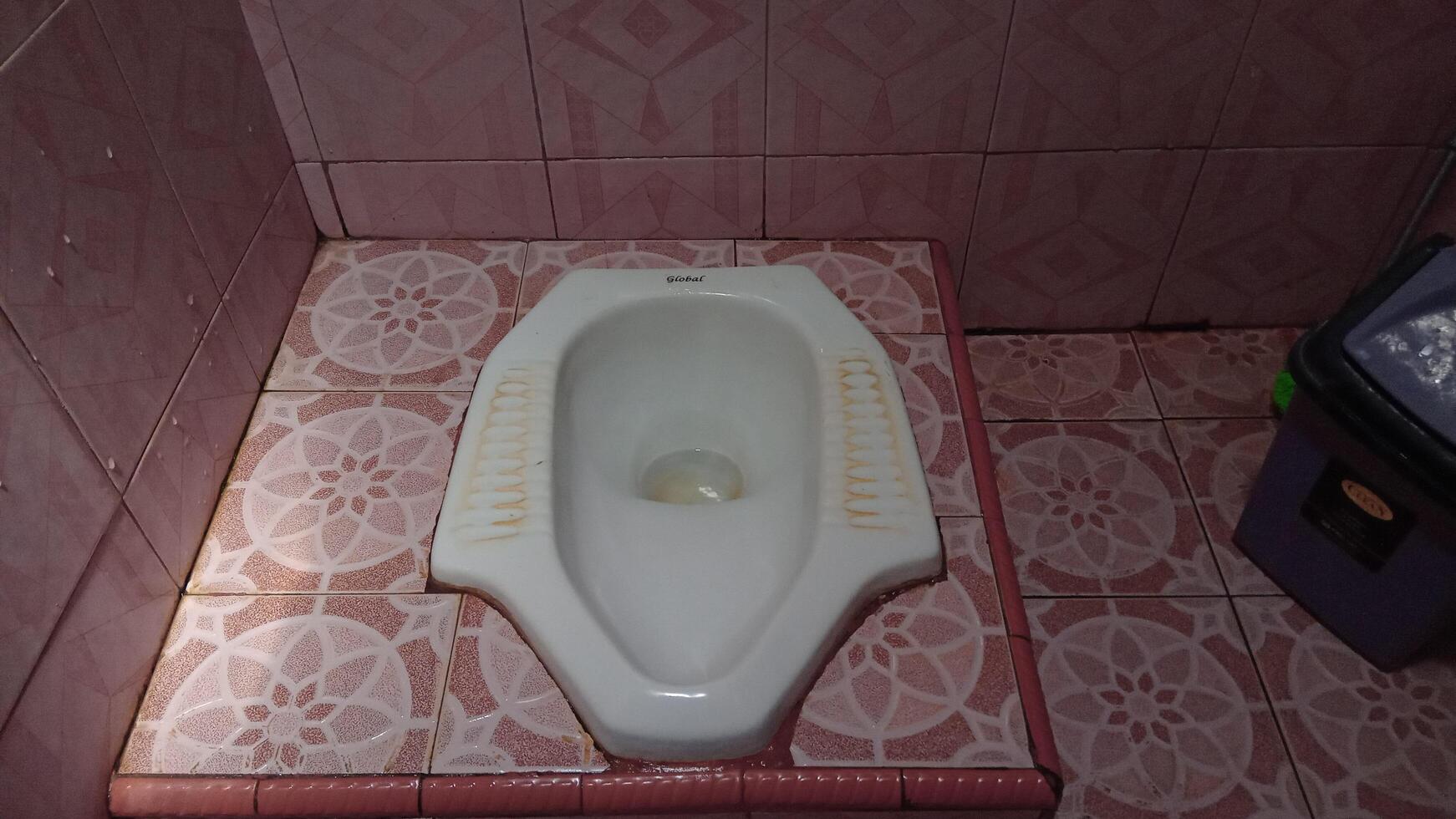 Toilette und Schöpflöffel Badezimmer Atmosphäre foto