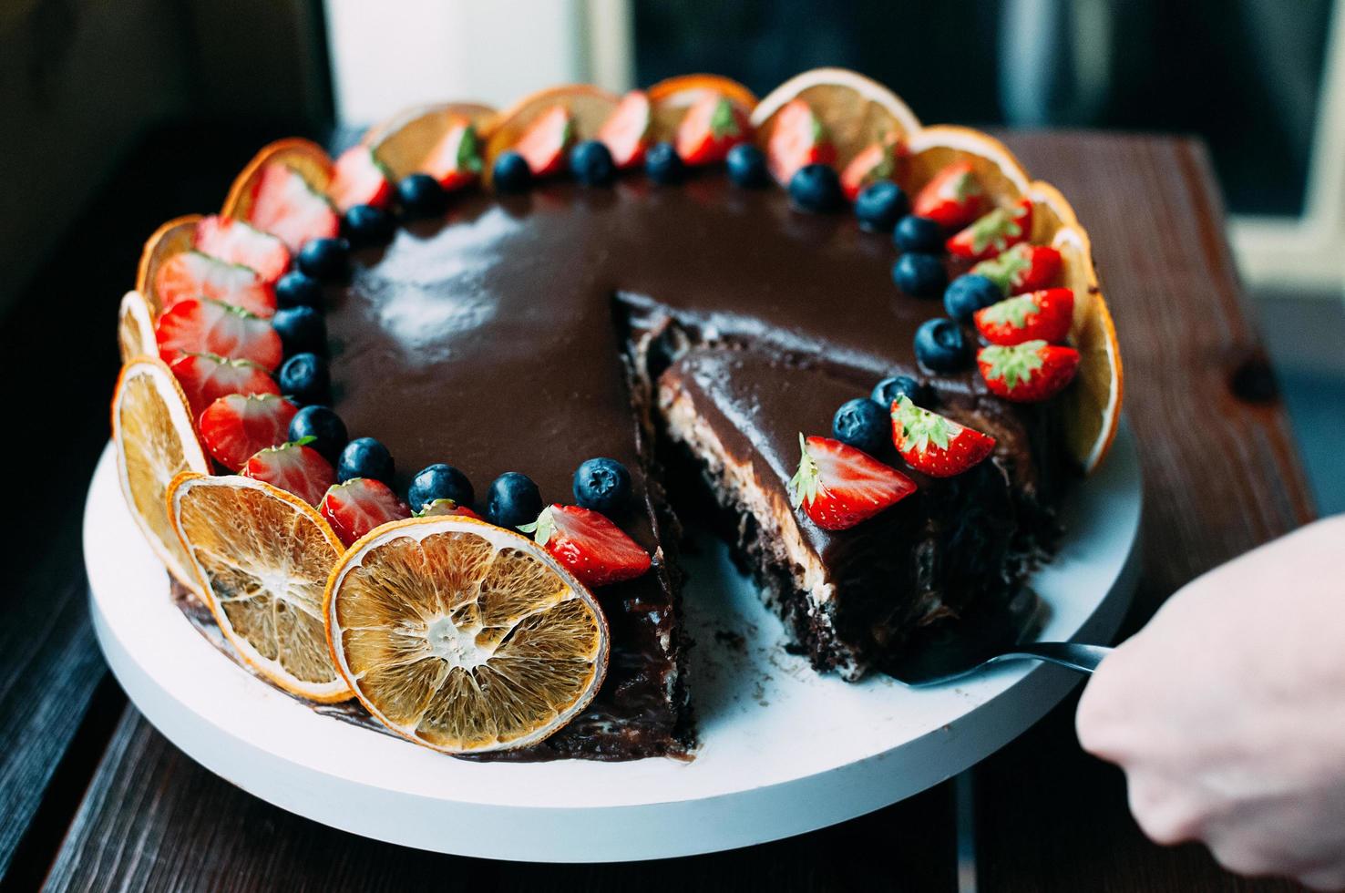 Selektiver Fokus Schokoladenkuchen mit Beeren foto