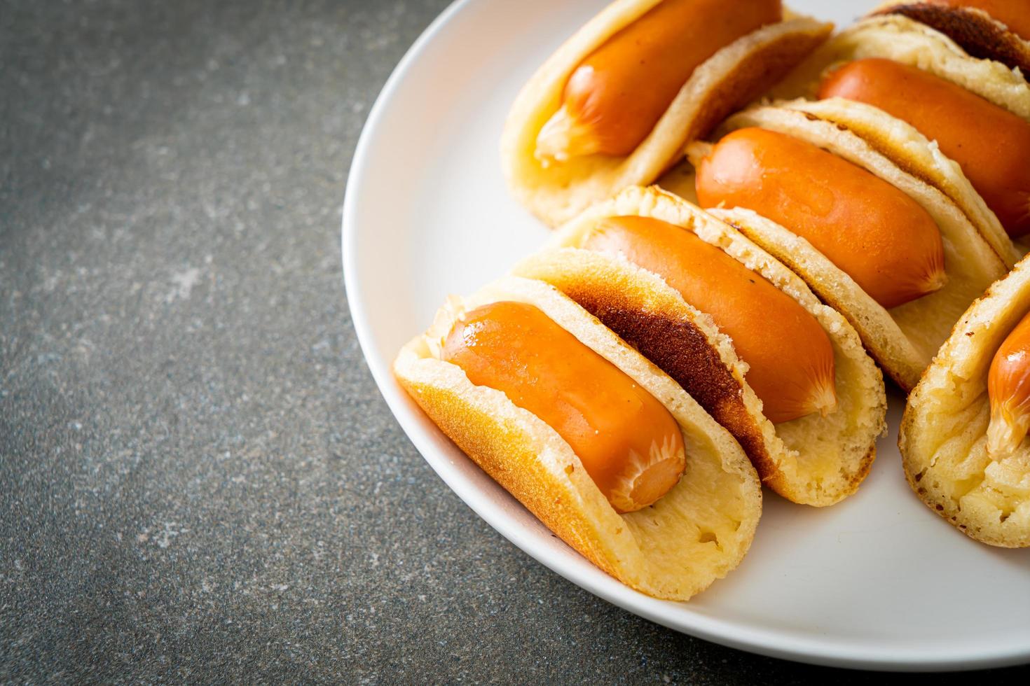 flache Pfannkuchenrolle mit Wurst foto