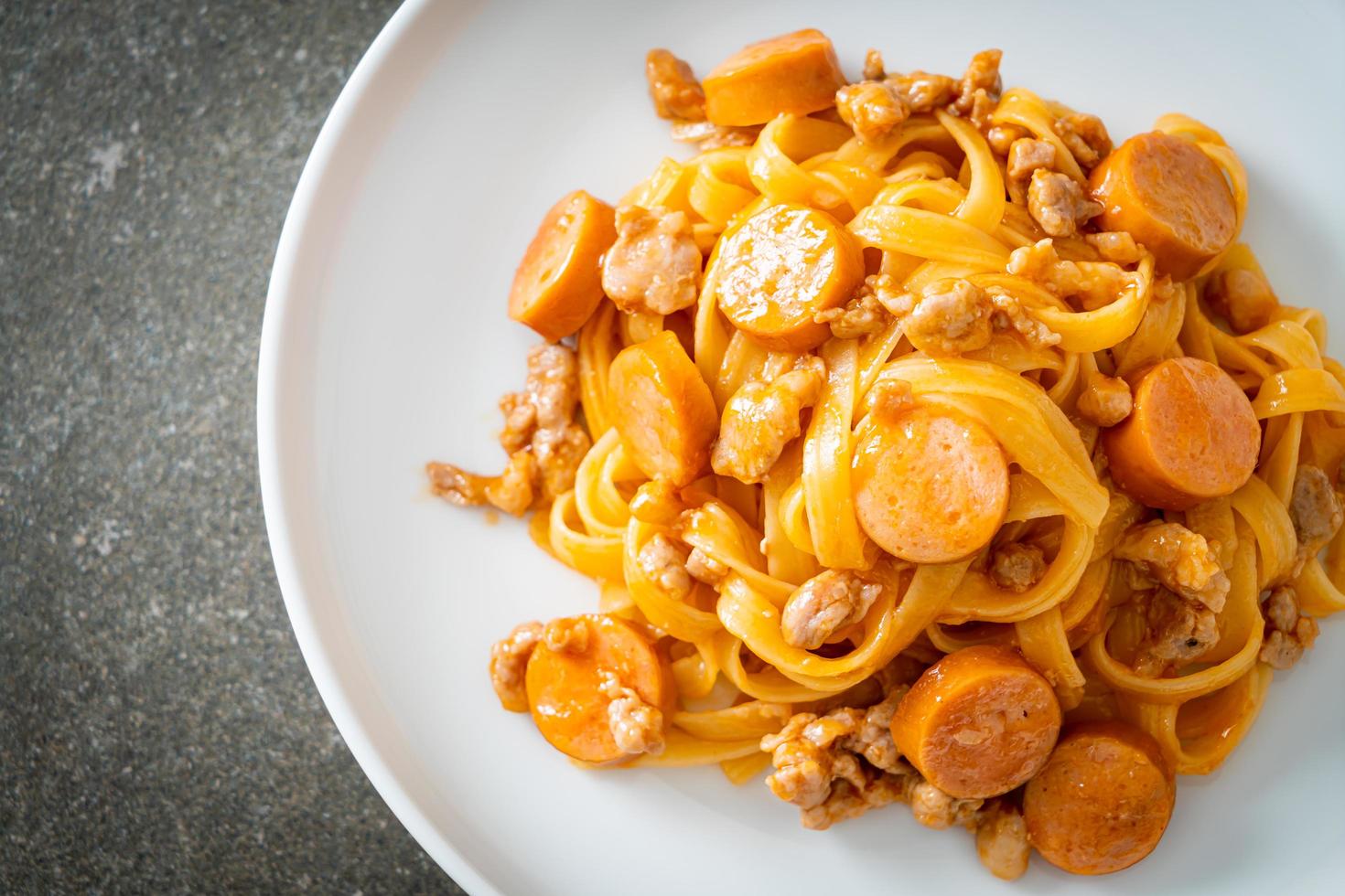 Spaghetti Nudelwurst und Hackfleisch foto