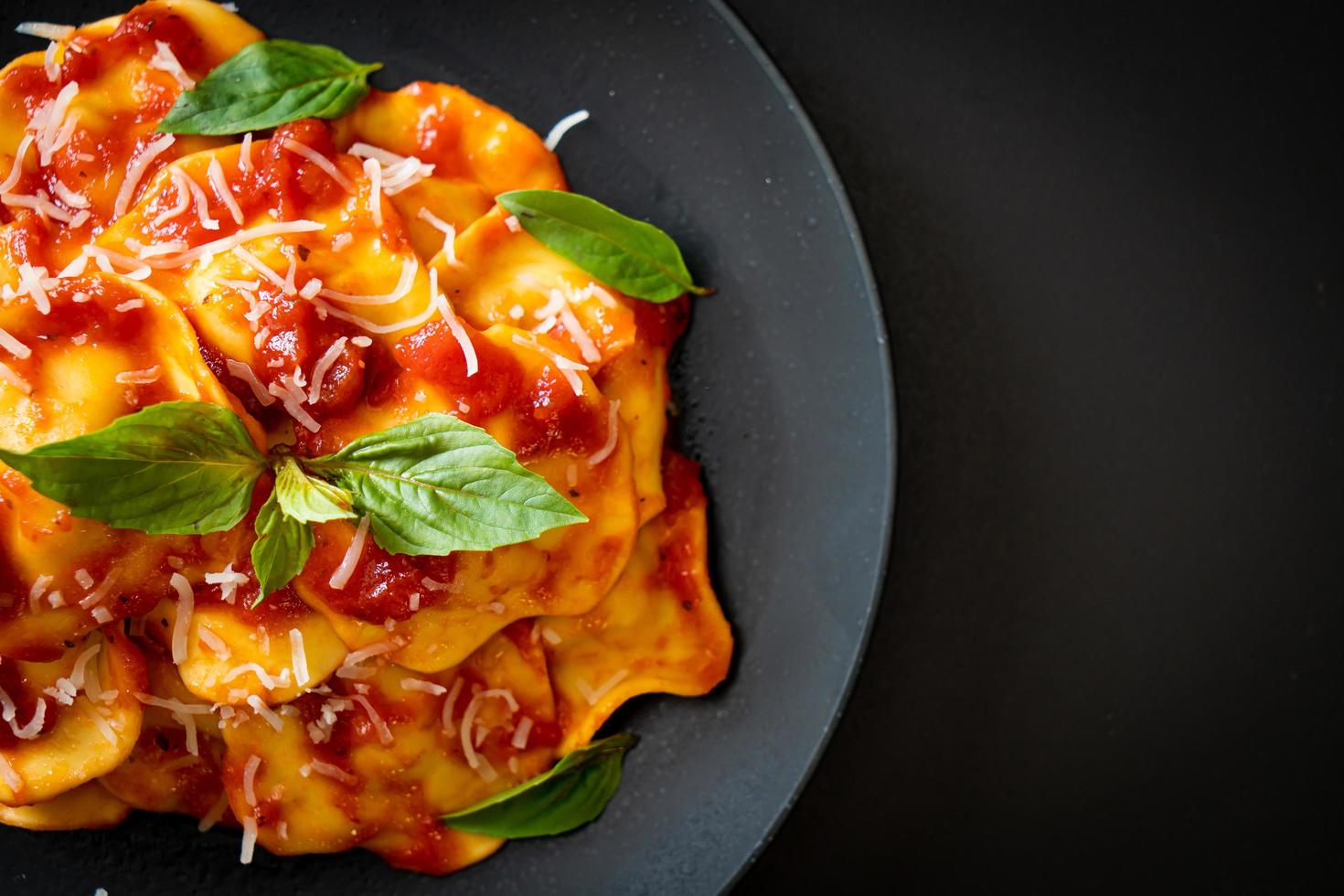 Ravioli mit Tomatensauce und Basilikum foto