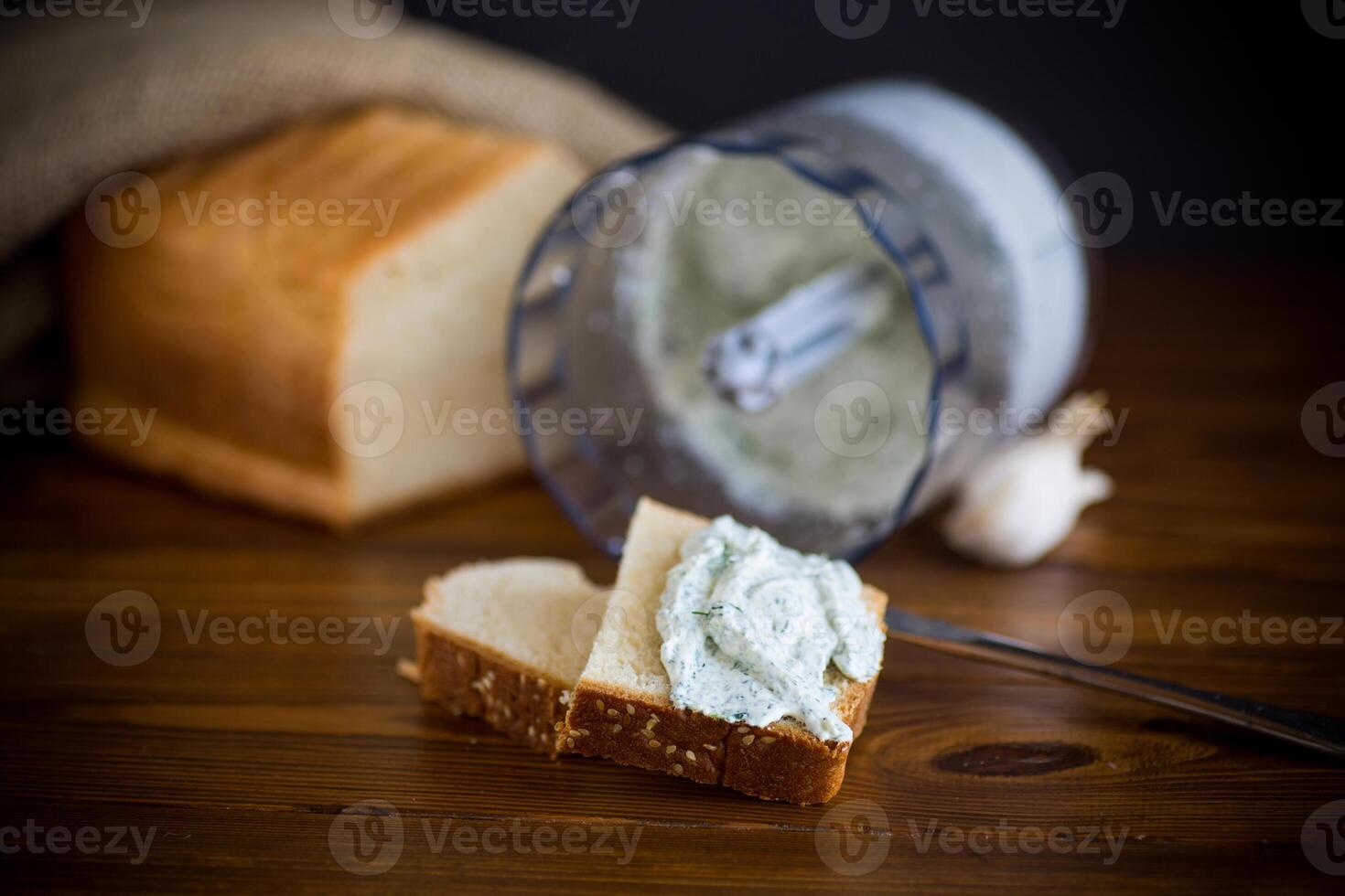 hausgemacht gesalzen Quark Verbreitung mit Kräuter und Knoblauch foto