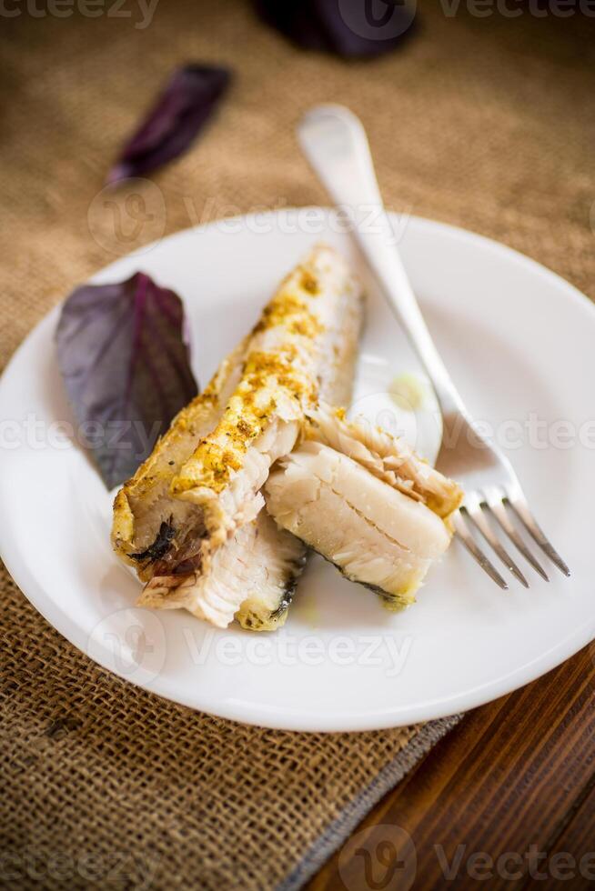 Fisch gebacken im das Ofen mit Gewürze, Gewürze foto