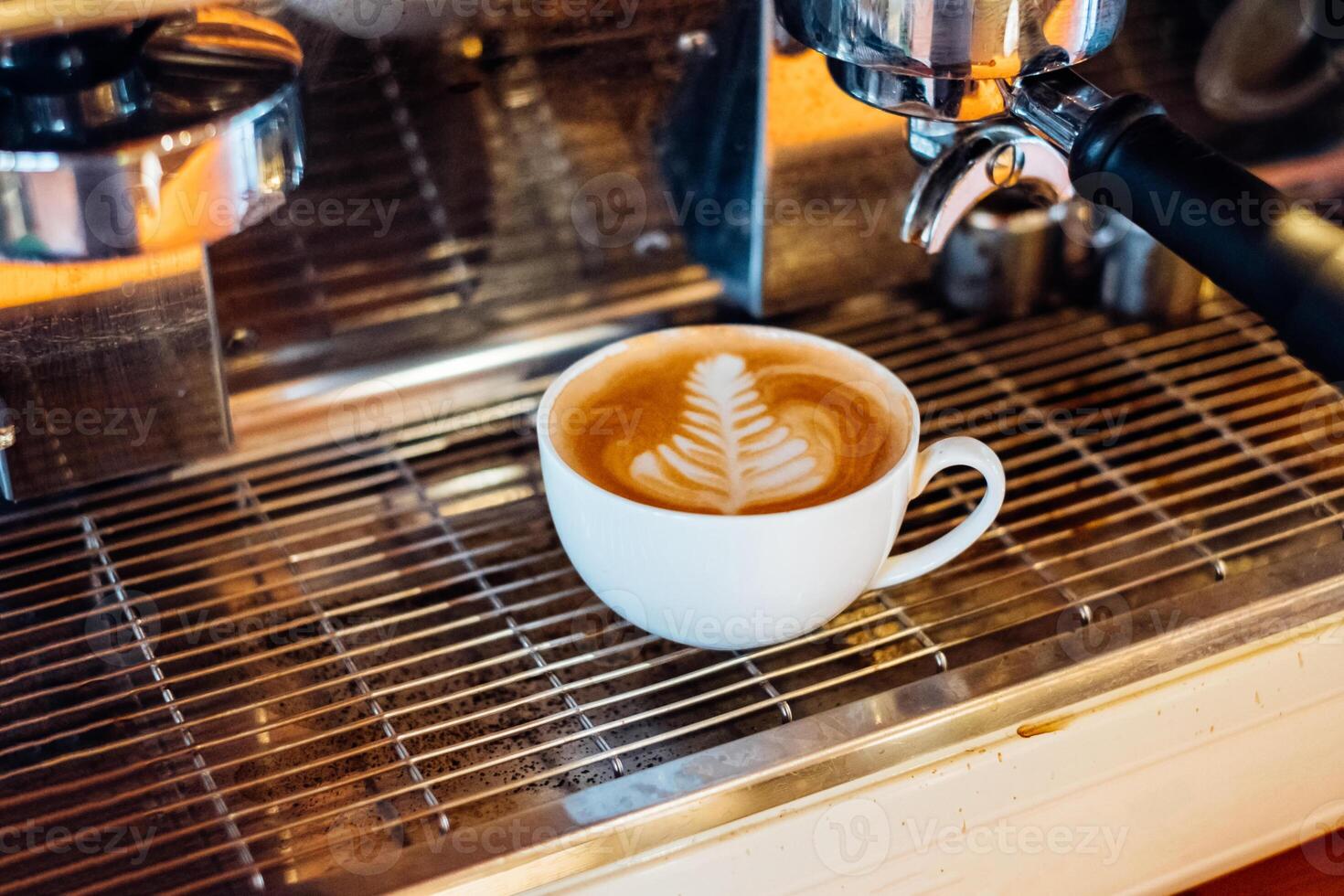 heiß Latté Kaffee Blatt gestalten auf Kaffee Hersteller foto