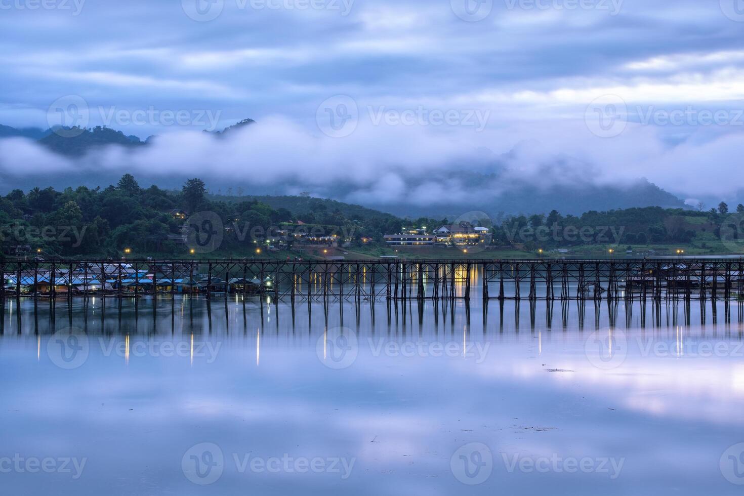 szenisch berühmt hölzern mon Brücke im Sangkhlaburi foto