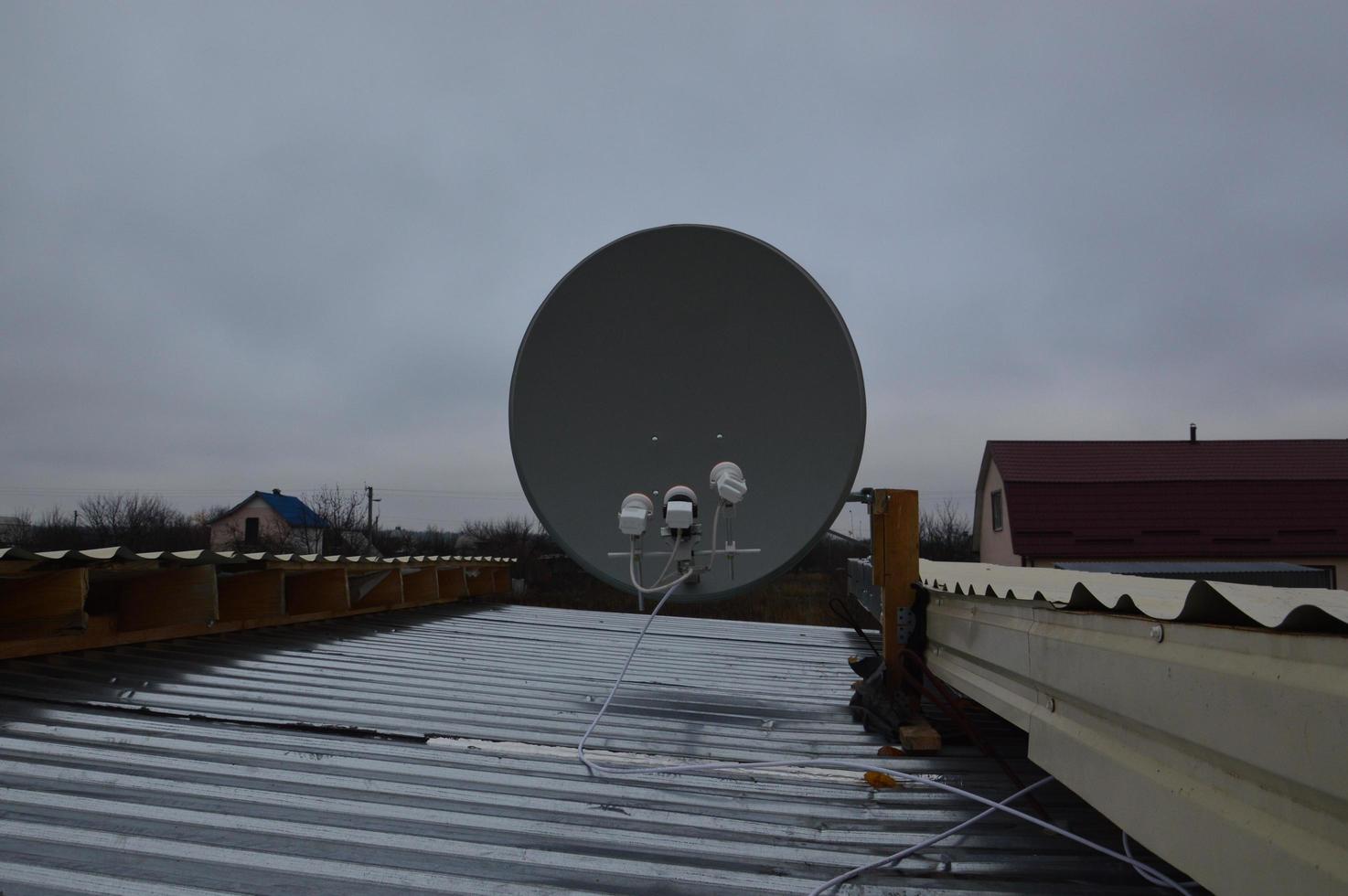 Herstellung einer Halterung zur Montage einer Satellitenschüssel auf dem Dach eines Gebäudes foto