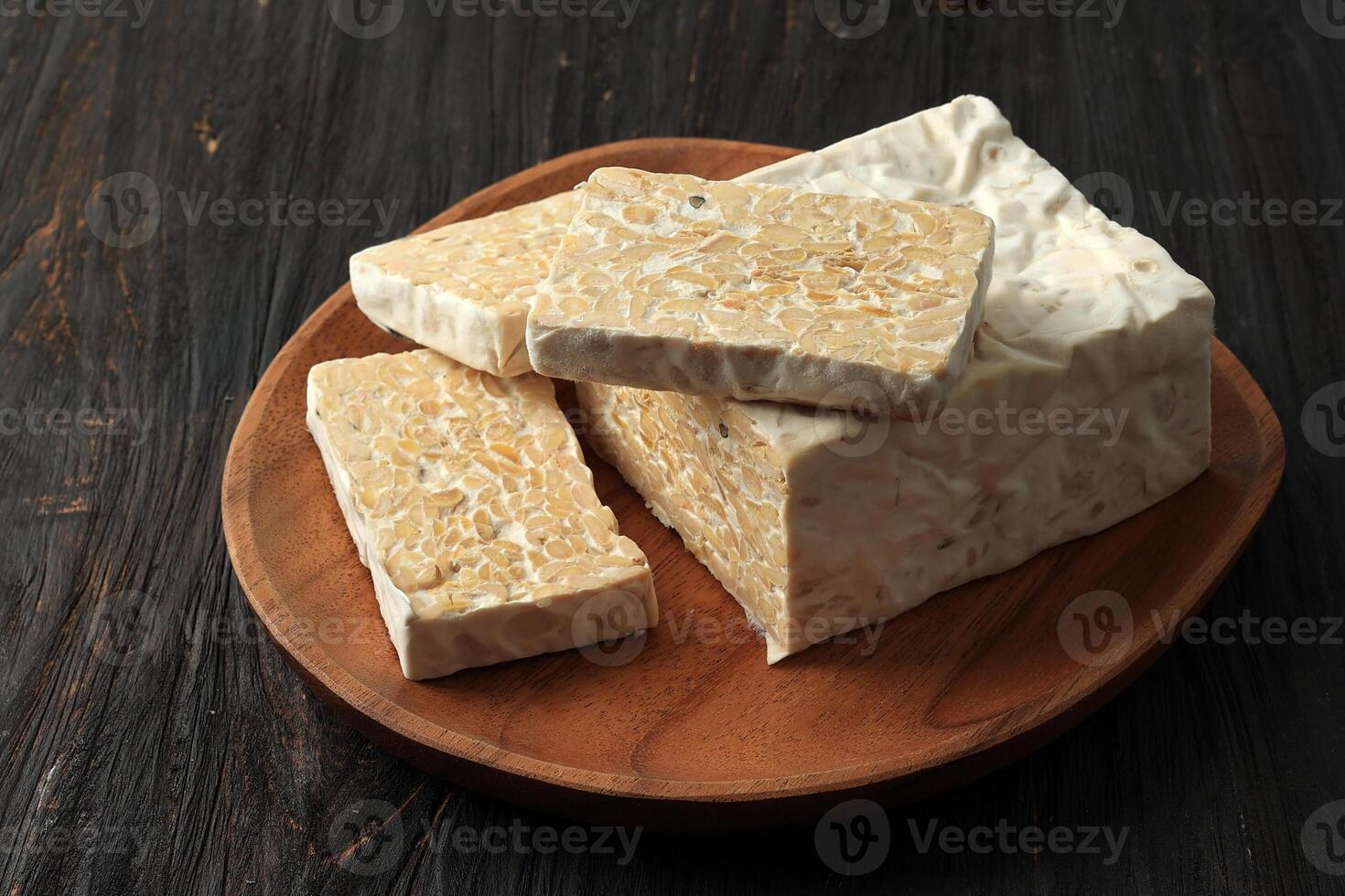 geschnitten Tempeh, fermentiert Sojabohne. dienen auf hölzern Teller foto