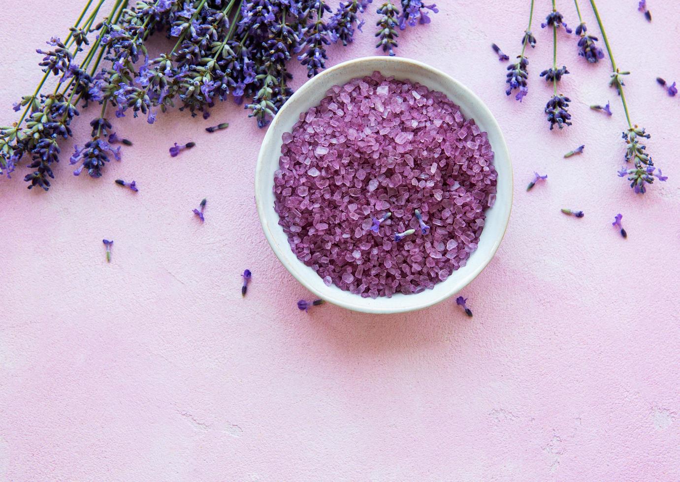 Flache Komposition mit Lavendelblüten und Naturkosmetik foto