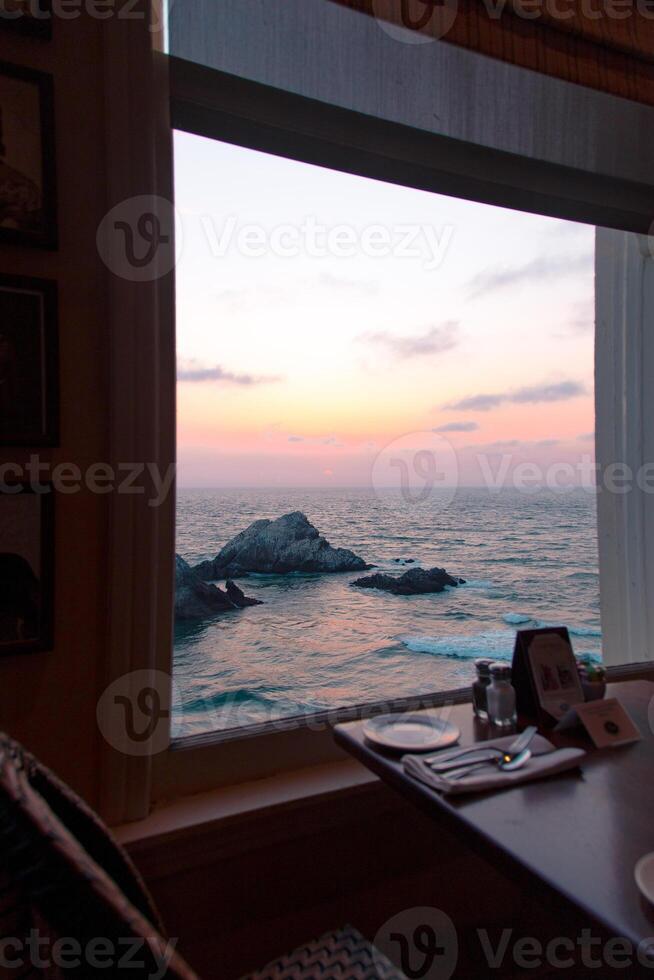 Abendessen Tabelle durch das Meer foto