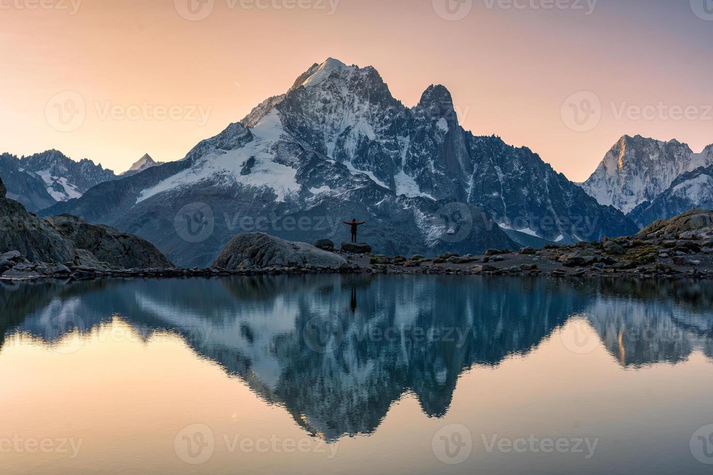Französisch Alpen Landschaft von lac blanc mit mont blanc Massiv mit männlich Reisender reflektiert auf das See beim Chamonix, Frankreich foto