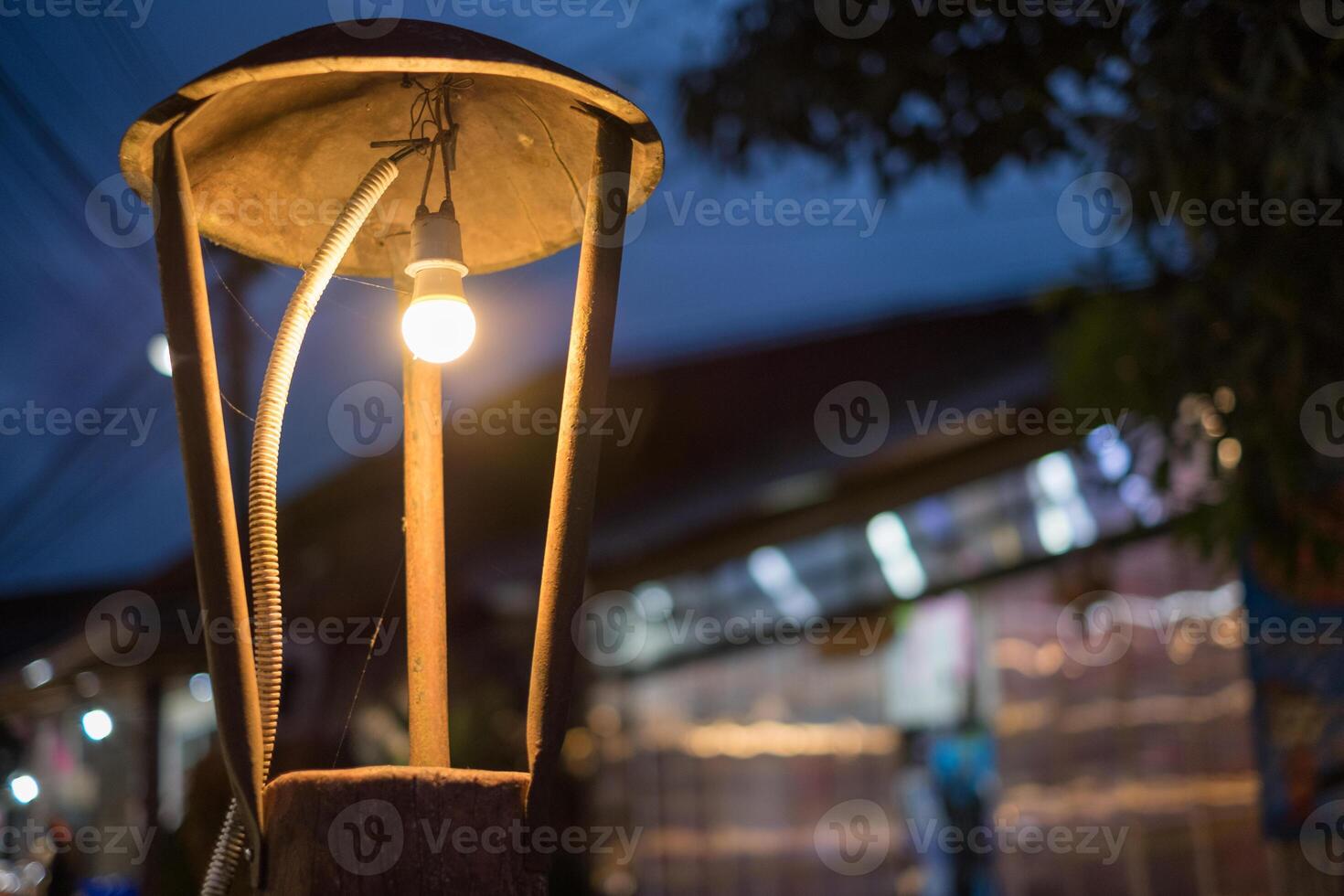 uralt Lampe Beleuchtung auf Holz Bauholz foto
