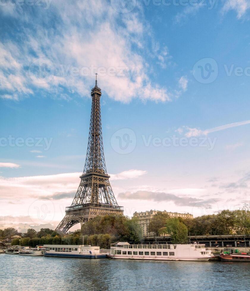 schön Wahrzeichen Eiffel Turm auf Seine Fluss im Paris foto