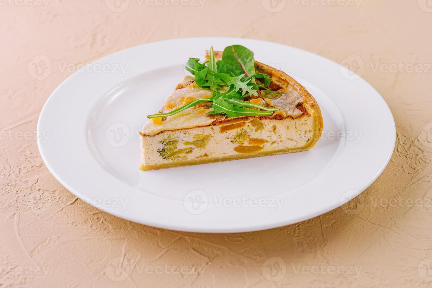 Quiche Lorraine auf Weiß Platten foto