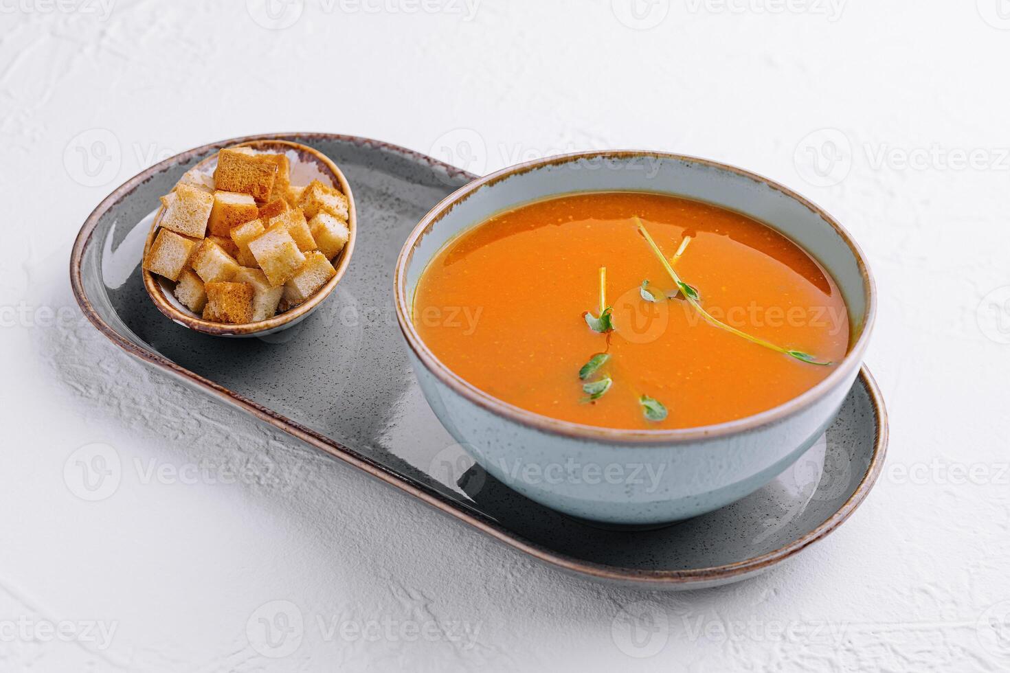 Teller von Kürbis Sahne Suppe mit Croutons foto