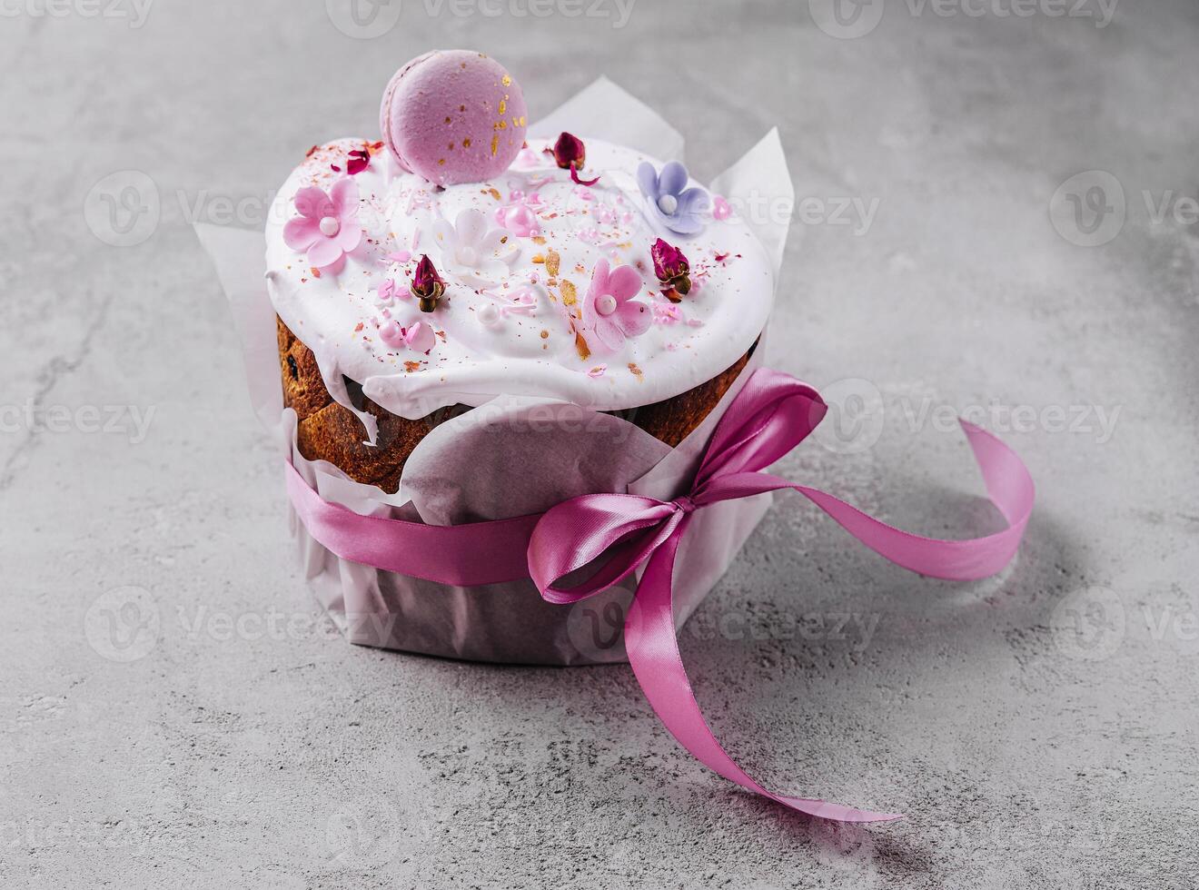 Cupcake mit Weiß Glasur und Macarons foto