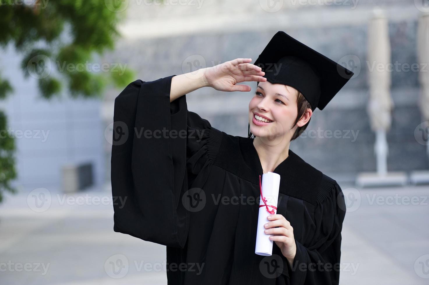 glückliches Frauenportrait an ihrem Abschlusstag lächelnd foto