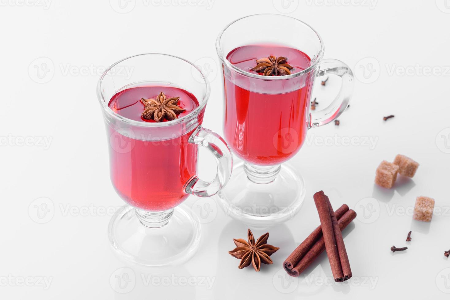 heißer roter Glühwein lokalisiert auf weißem Hintergrund foto