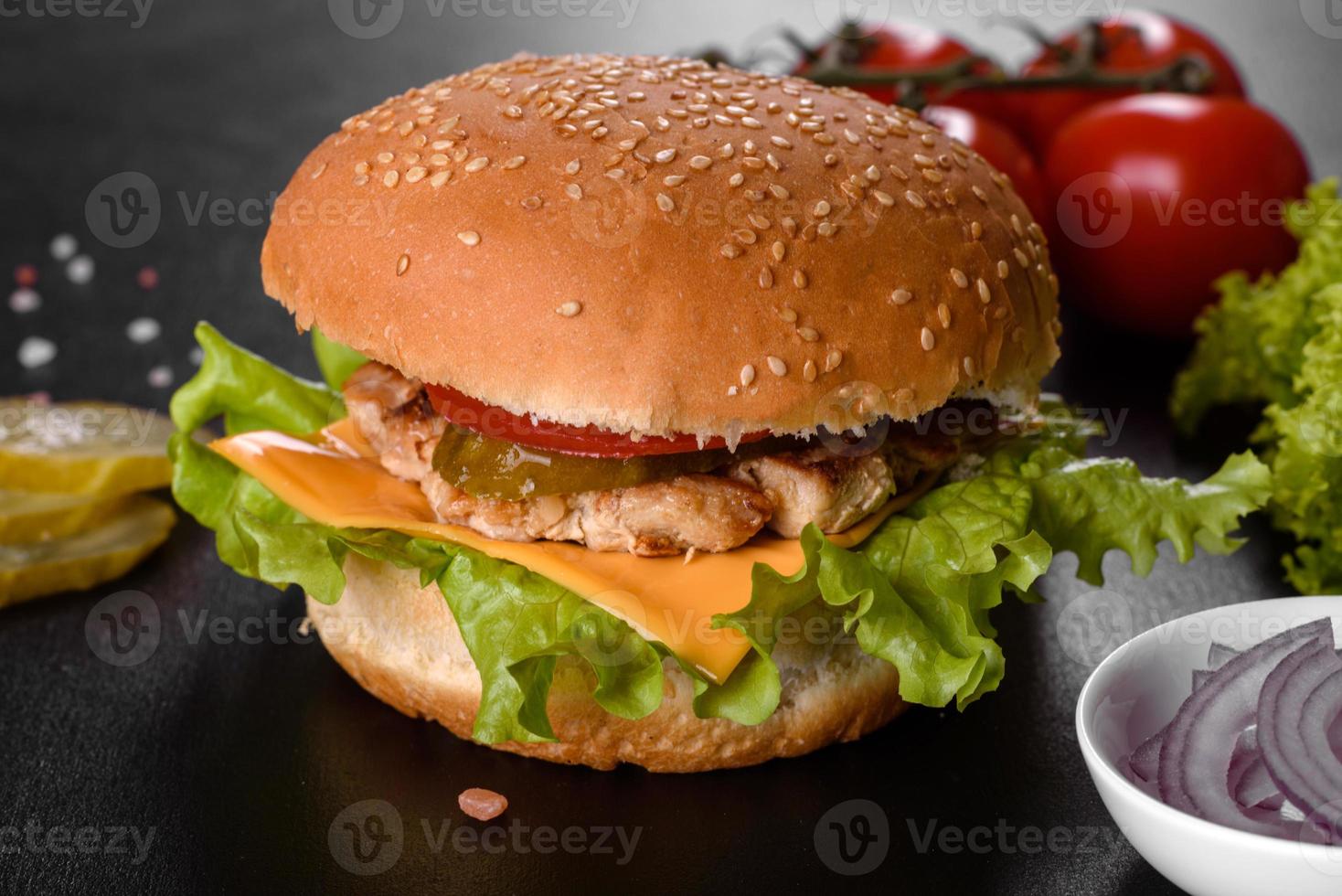 leckerer frischer Burgergrill mit Brötchen, Käse und Fleisch foto