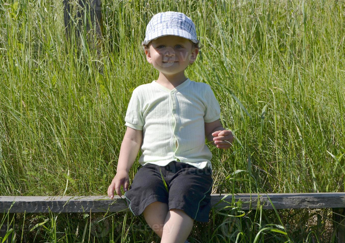 schönes Baby mit Kindergesicht posiert Fotograf foto