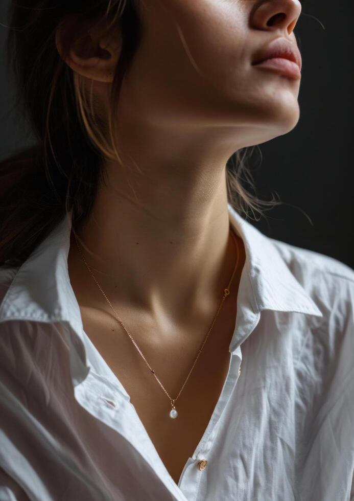 ai generiert ein Frau tragen ein Gold Halskette und Weiß Hemd foto