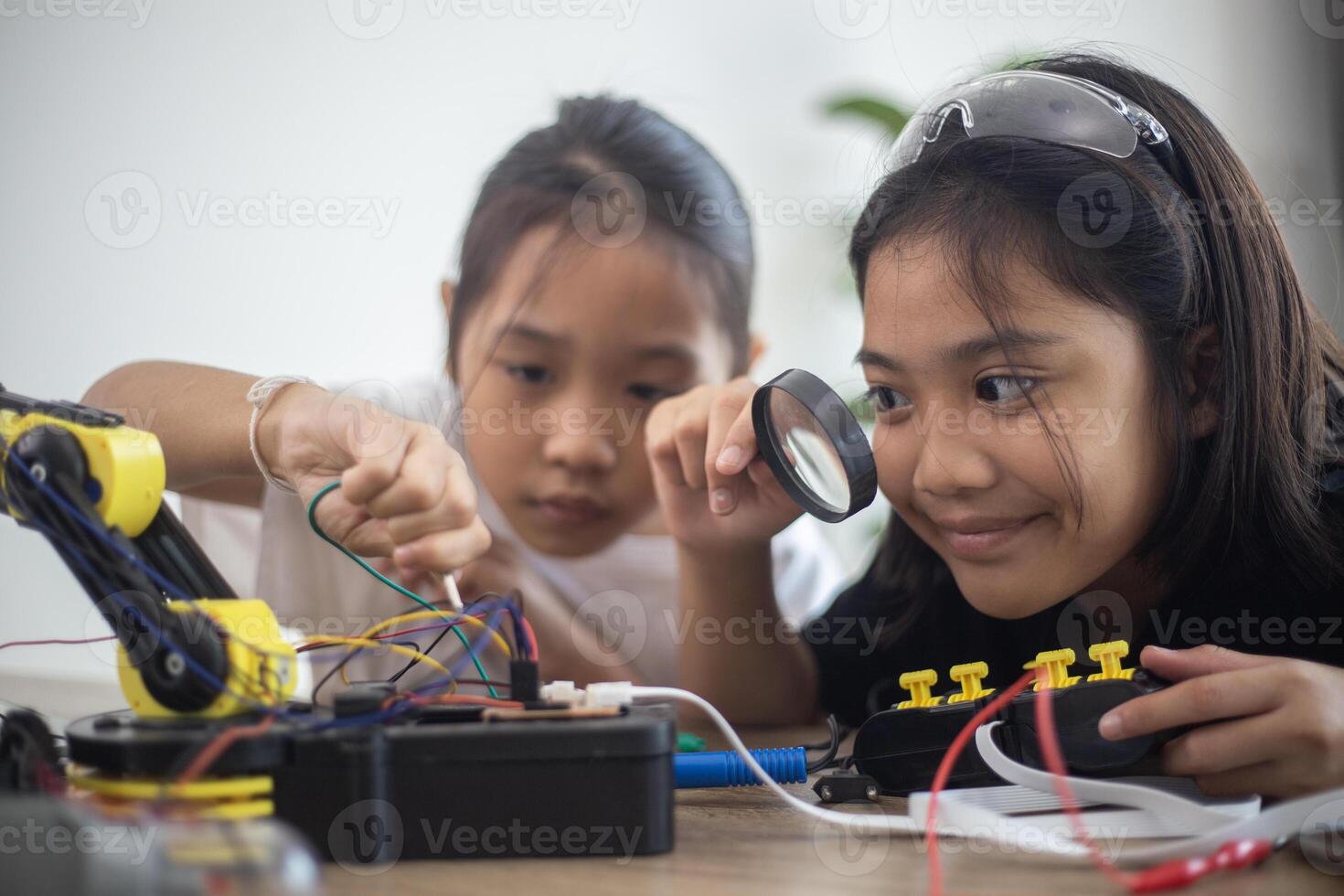 erfinderisch Kinder lernen beim Zuhause durch Codierung Roboter Autos und elektronisch Tafel Kabel im Stengel. konstruieren Roboter Autos beim Zuhause foto