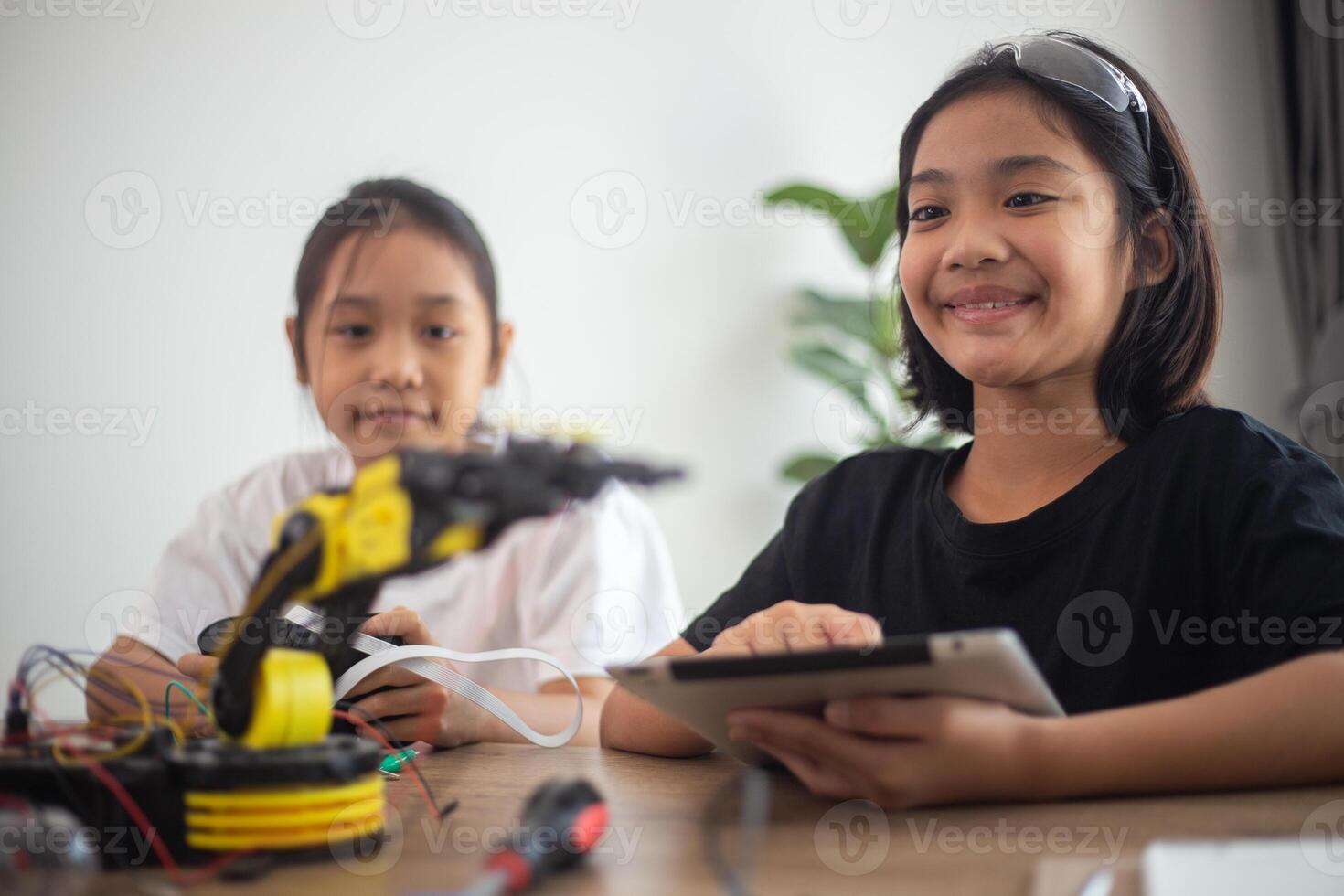 erfinderisch Kinder lernen beim Zuhause durch Codierung Roboter Autos und elektronisch Tafel Kabel im Stengel. konstruieren Roboter Autos beim Zuhause foto