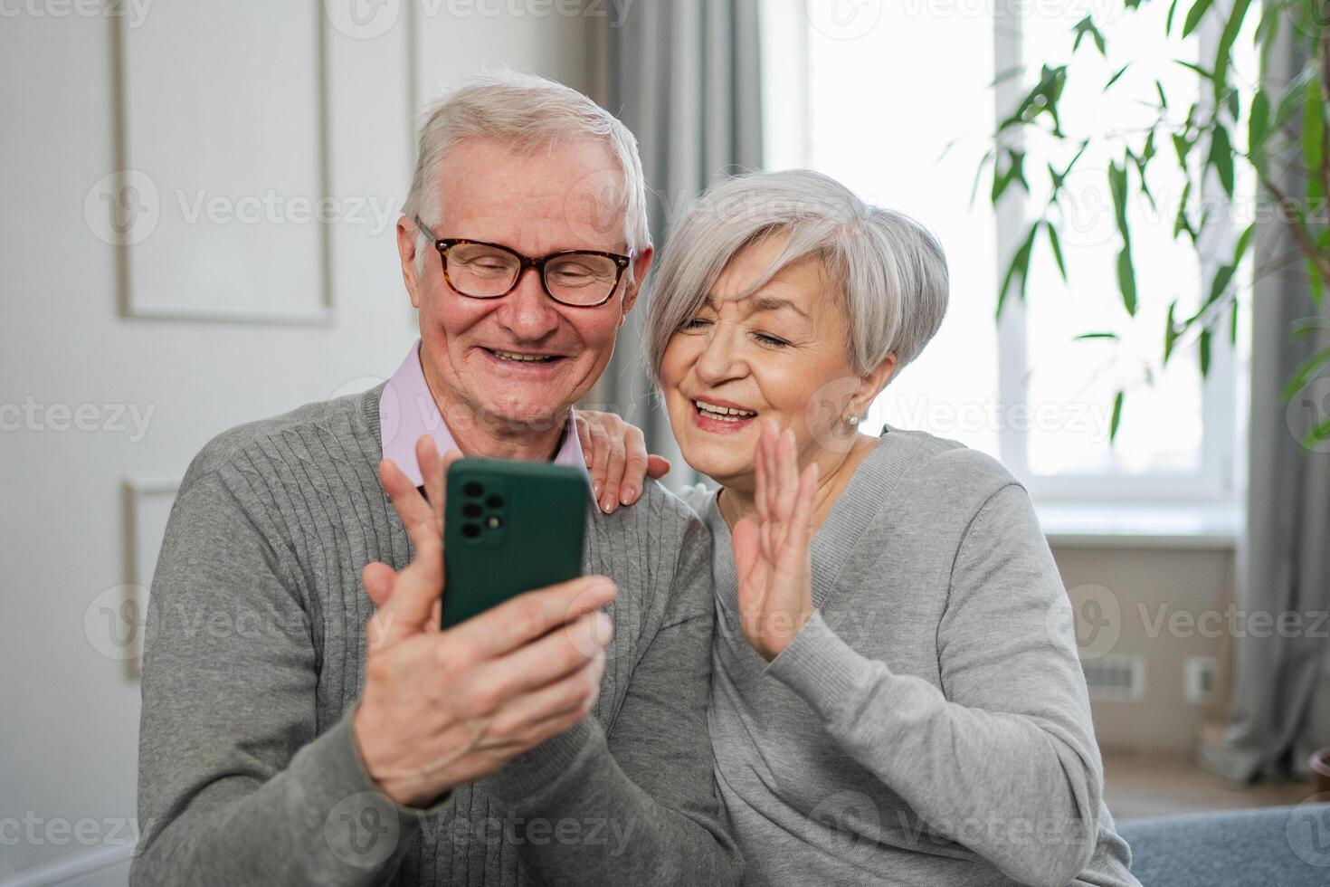 Video Forderung. glücklich Senior Paar Frau Mann mit Smartphone haben Video Forderung. reifen alt Oma Großvater reden Sprechen online. älter Generation modern Technik Verwendung. virtuell Treffen online Plaudern foto