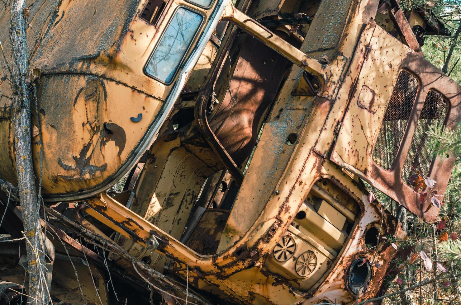 Pripyat, Ukraine, 2021 - verlassenes Fahrzeug im Wald von Tschernobyl foto