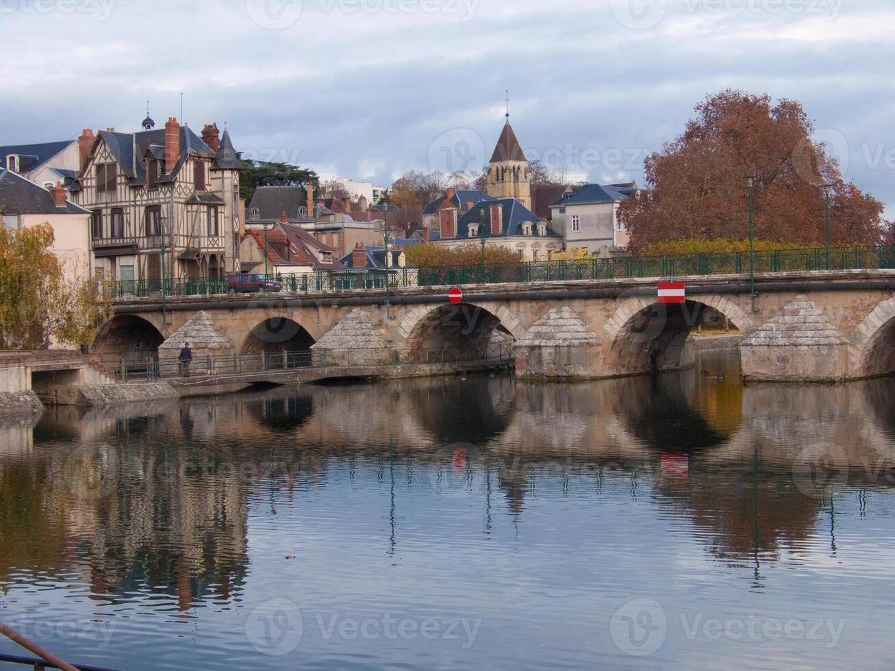 ein Brücke Über ein Fluss foto