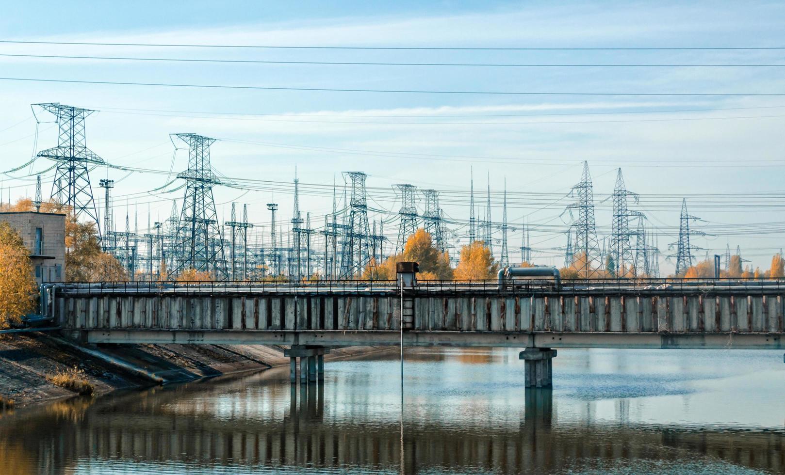 Prypjat, Ukraine, 2021 - Brücke über den Fluss mit Stromleitungen in Tschernobyl foto