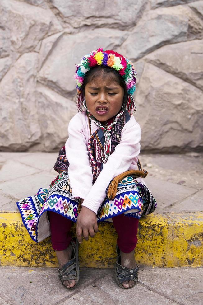 Cusco, Peru, 31. Dezember 2017 - Unbekanntes Mädchen auf der Straße von Cusco, Peru. fast 29 Prozent der Bevölkerung von Cusco sind jünger als 14 Jahre. foto