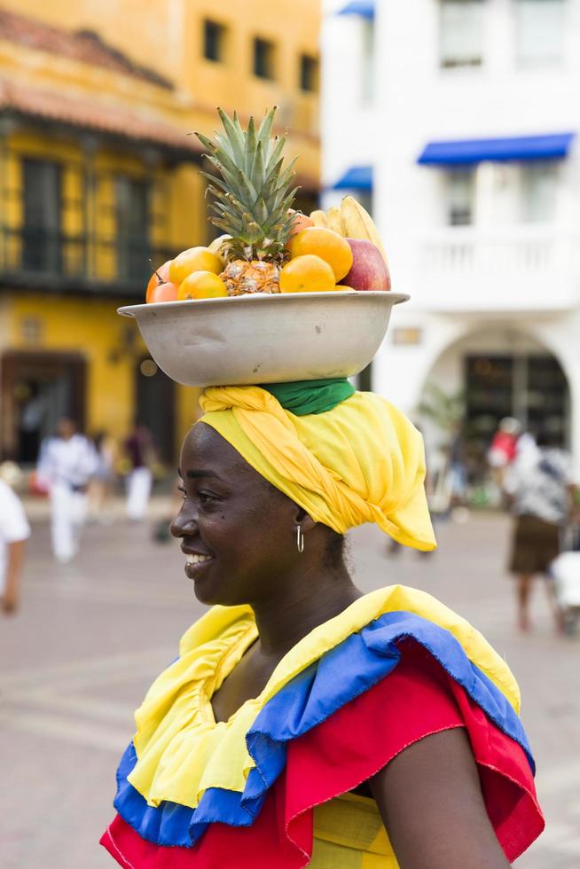 cartagena, kolumbien, 16. september 2019 - nicht identifiziertes palenquera, obstverkäuferin auf der straße von cartagena. diese afrokolumbianischen frauen stammen aus dem dorf san basilio de palenque außerhalb der stadt. foto