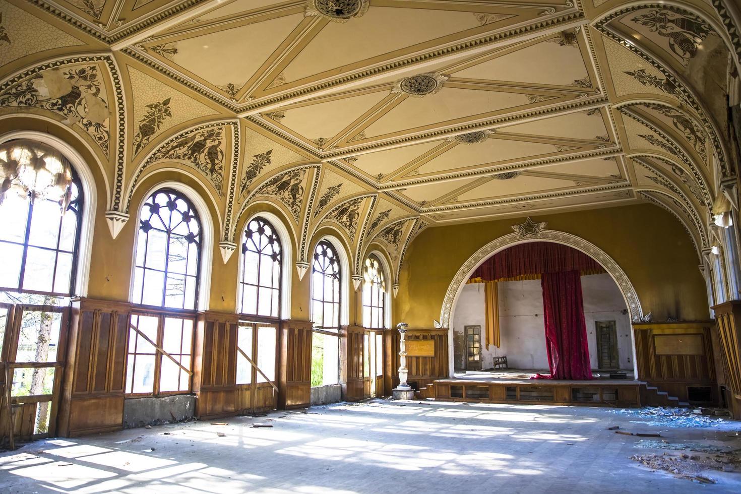 Tskaltubo, Georgien, 27. April 2019 - Detail des verlassenen sowjetischen Sanatoriums Meshakhte in Tskaltubo, Georgien. tskaltubo war zu Sowjetzeiten ein wichtiger Kurort. foto