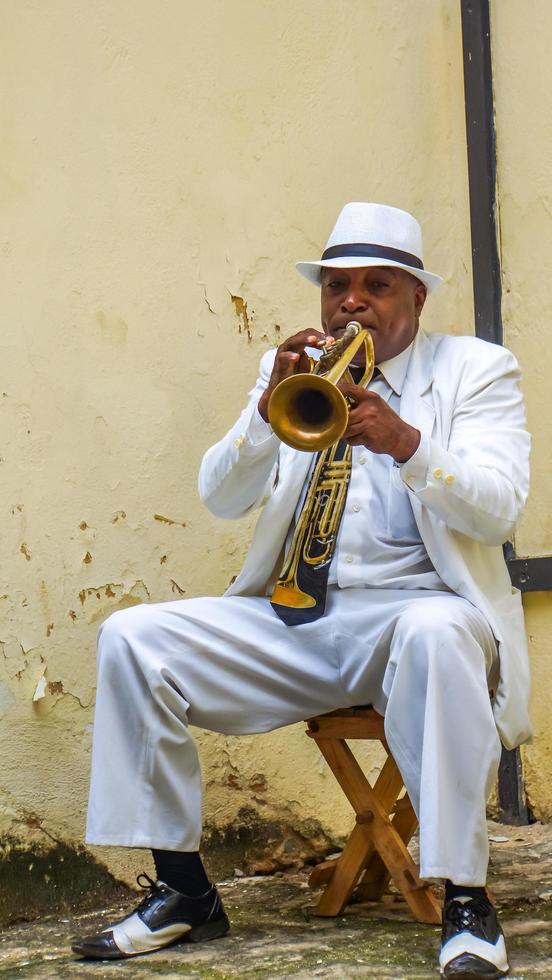 Havanna, Kuba, 4. Juli 2017 - Unbekannter Mann spielt Trompete auf der Straße von Havanna, Kuba. Straßenmusikanten sind in Havanna üblich, wo sie Musik für Touristen spielen. foto