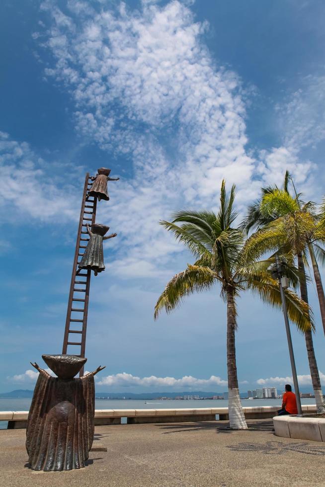 Puerto Vallarta, Mexiko, 6. September 2015 - Suche nach der Vernunftstatue in Puerto Vallarta, Mexiko. sculpure wurde im Jahr 2000 von Sergio Bustamante hergestellt. foto