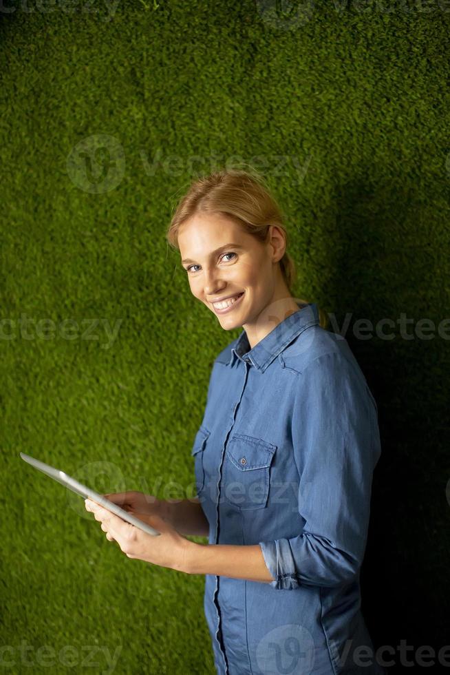 junge Frau mit digitalem Tablet foto