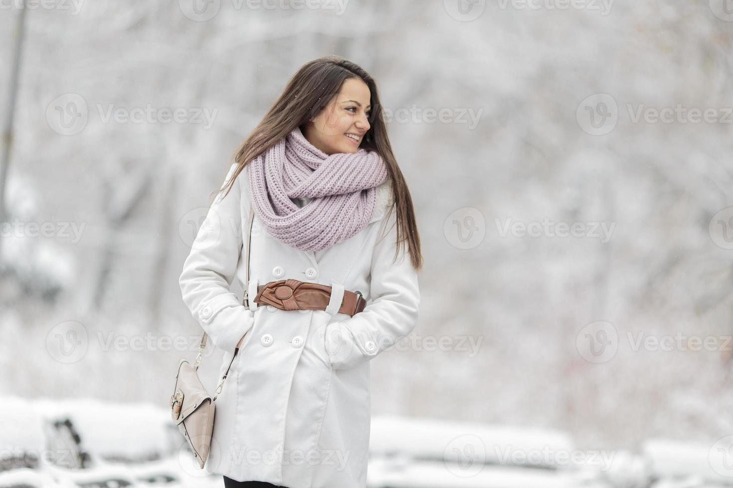 junge Frau im Winter foto