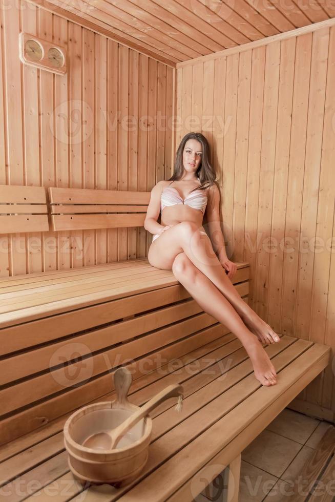 junge Frau in der Sauna foto