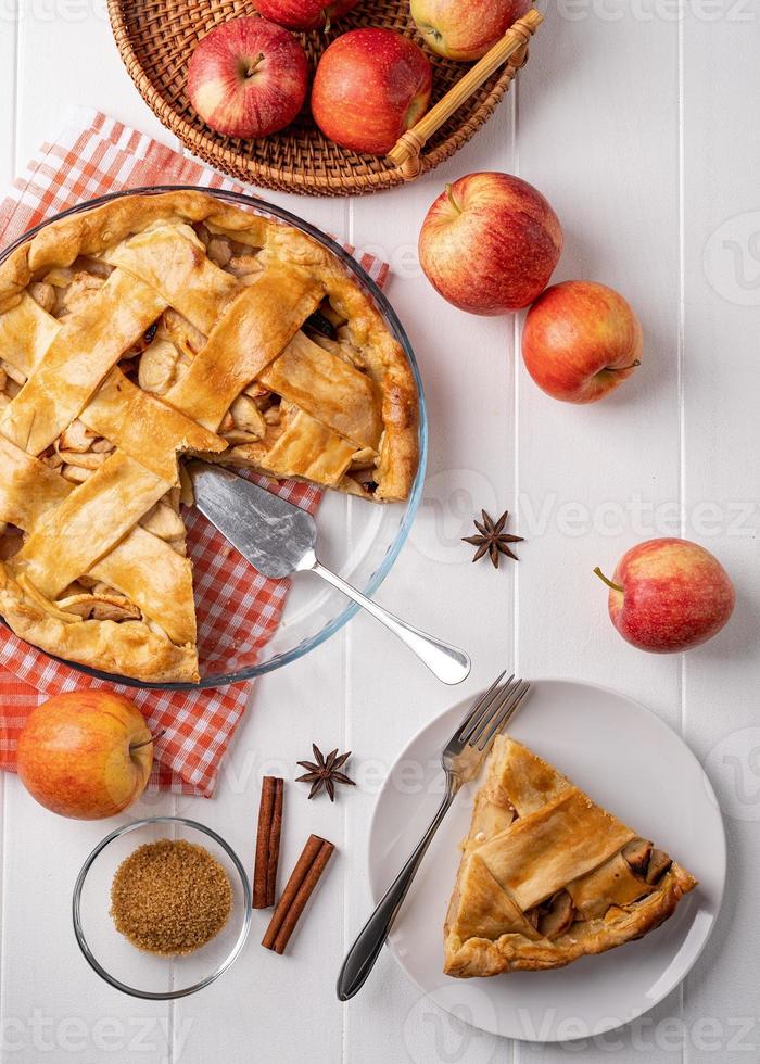 Draufsicht auf hausgemachten Apfelkuchen auf Holztisch foto