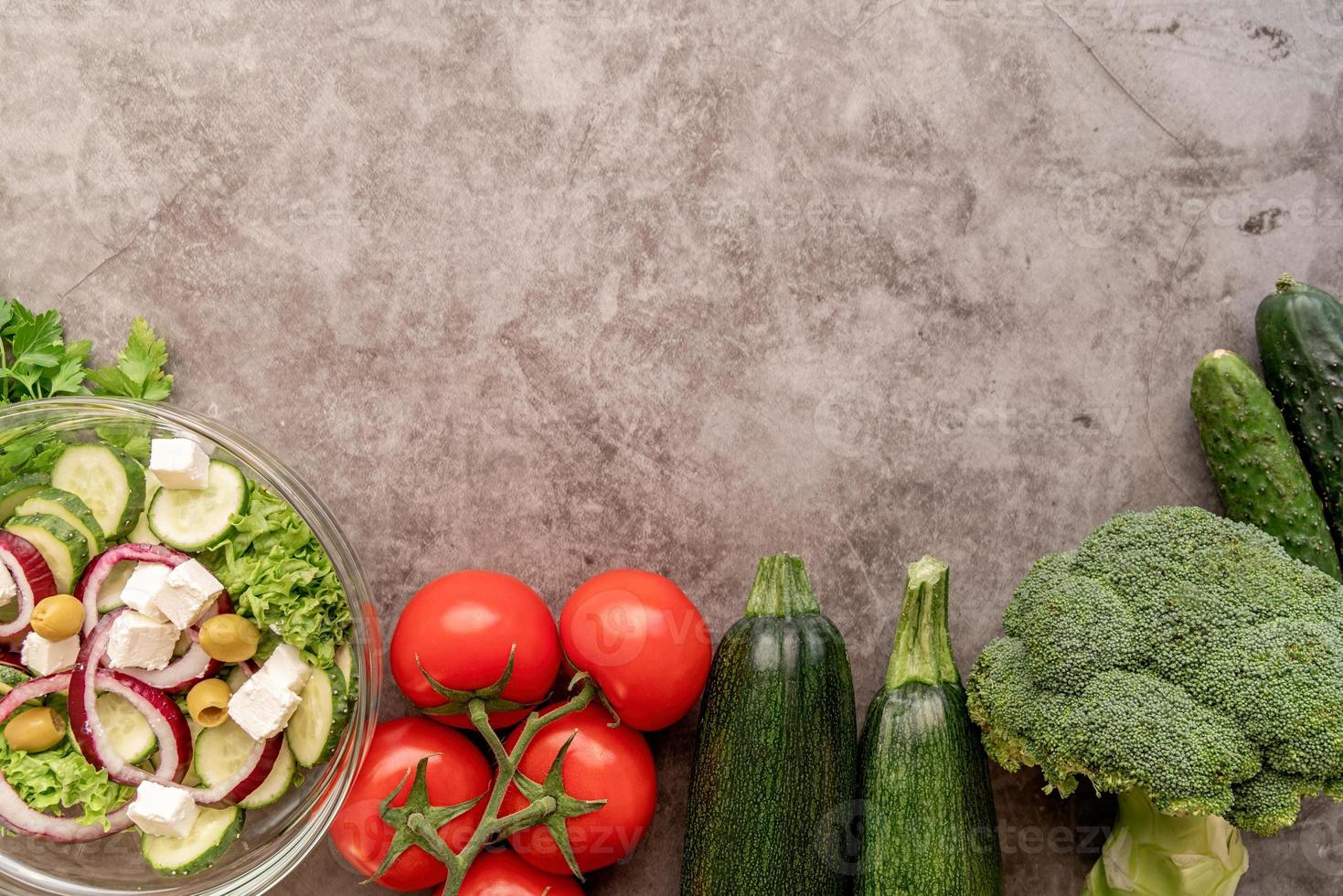 frisches Gemüse und Salat für eine gesunde Ernährung mit Kopierraum foto