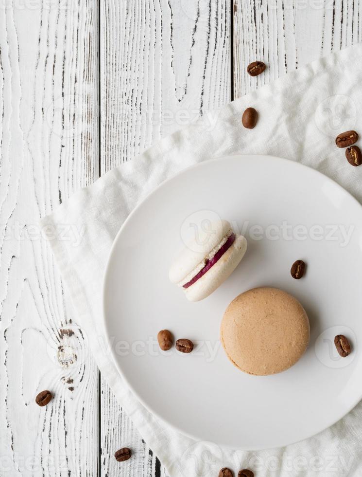 Macarons flach auf den Holztisch legen foto