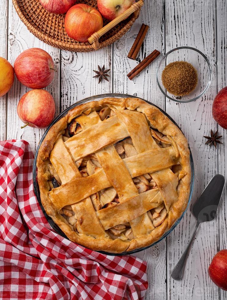 Draufsicht auf hausgemachten Apfelkuchen auf Holztisch foto