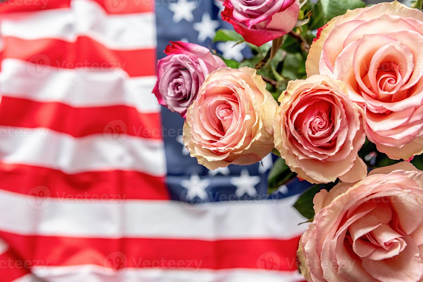 Rosen über der Draufsicht der USA-Flagge. Unabhängigkeitstag und Gedenktag der USA foto